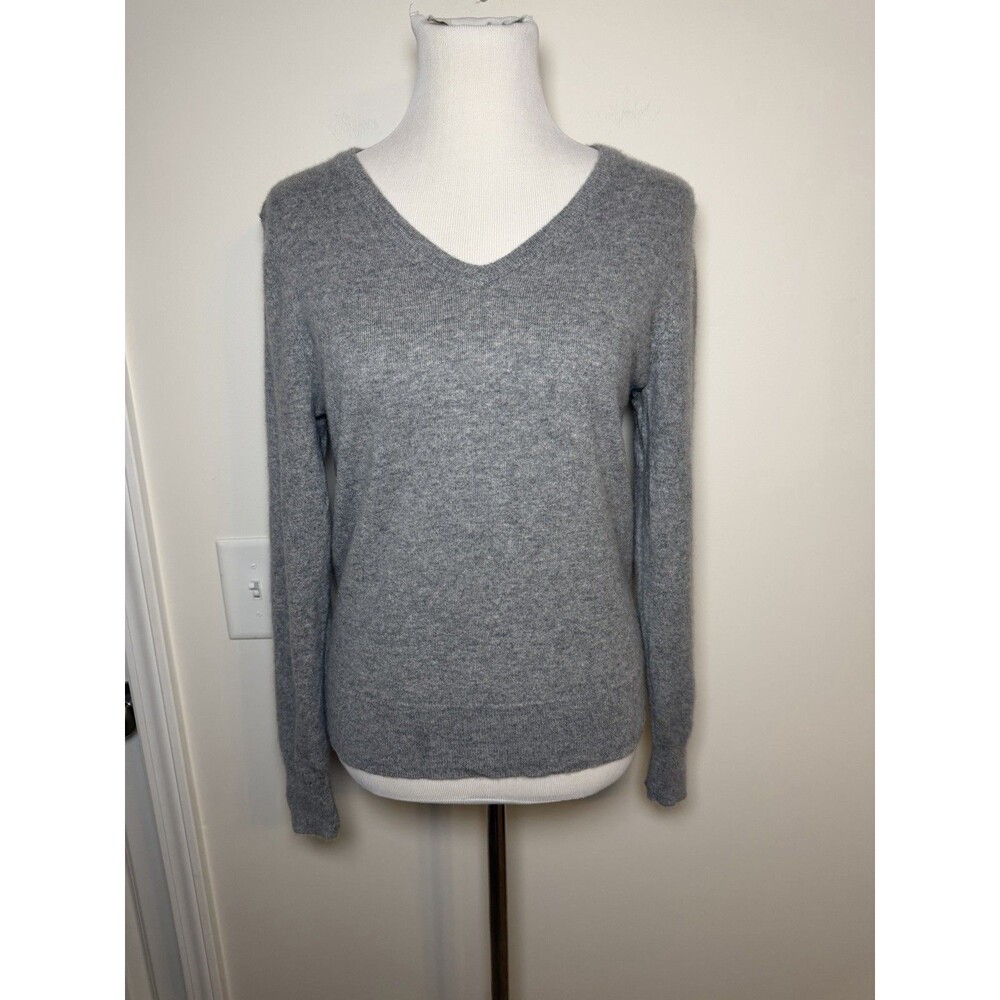 Quince Sweater Women’s Medium Mongolian Cashmere V-Neck Gray Classic Preppy